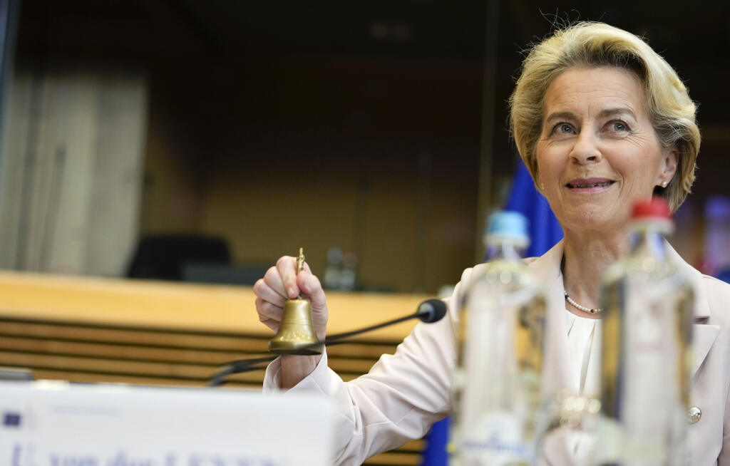 Predsedníčka Európskej komisie Ursula von der Leyenová zvončekom otvára stretnutie kolégia komisárov EÚ v centrále únie v Bruseli v stredu 20. júla 2022. FOTO TASR/AP