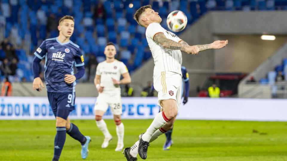 Na Tehelnom poli sa uskutočnil 162. pokračovanie slovenského futbalového derby medzi ŠK Slovan Bratislava a FC Spartak Trnava. Na snímke je Martin Škrtel. 