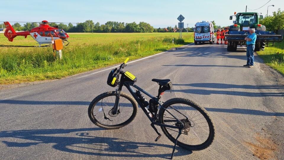 Po zrážke s traktorom bral cyklistu do nemocnice záchranársky vrtuľník