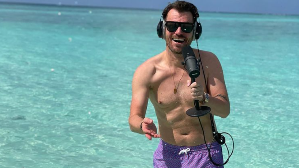 Toto ste už videli? Leoš Mareš vysiela svoju rannú šou z exotickej dovolenky.
