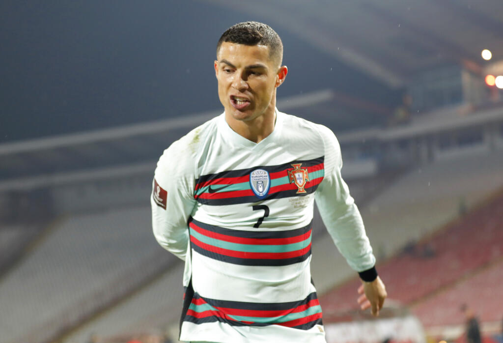 Cristiano Ronaldo najprv protestoval u rozhodcov, potom zahodil kapitánsku pásku a zišiel z ihriska.