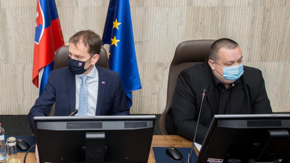 Exminister zdravotníctva SR Marek Krajčí (OĽaNO), expremiér SR Igor Matovič (OĽaNo) a hlavný hygienik SR Ján Mikas, február 2021