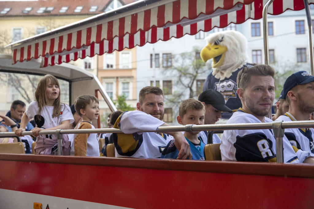 Na snímke začiatok oslavnej jazdy hokejistov Slovana v centre Bratislavy. V miernom daždi ich prišlo vyprevadiť len torzo fanúšikov.