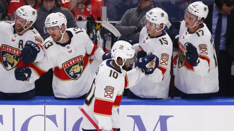 PK 12 Buffalo - Na snímke uprostred hokejista Floridy Panthers Anthony Duclair oslavuje so spoluhráčmi po strelení gólu počas zápasu zámorskej hokejovej NHL Buffalo Sabres - Florida Panthers v Buffale v nedeľu 3. apríla 2022. FOTO TASR/AP
Florida Panthers left wing Anthony Duclair (10) celebrates his second goal of an NHL hockey game during the third period against the Buffalo Sabres, Sunday, April 3, 2022, in Buffalo, N.Y. (AP Photo/Jeffrey T. Barnes)