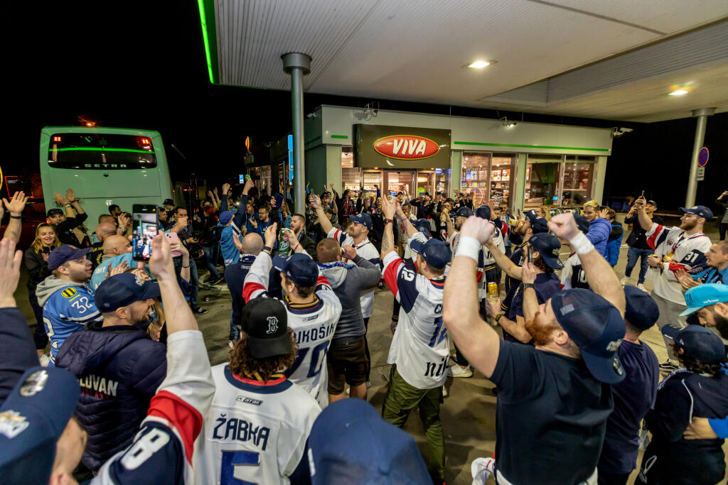 Hokejisti HC Slovan Bratislava zvíťazili v šiestom zápase finále Kaufland play off Tipos extraligy 2021/2022 a získali titul majstra SR. Šiesty zápas vyhrali s HK Nitra 5:2 a celú sériu 4:2 na zápasy. Na snímke oslavujú hráči s fanúšikmi na benzínovej pumpe v Zelenči.
