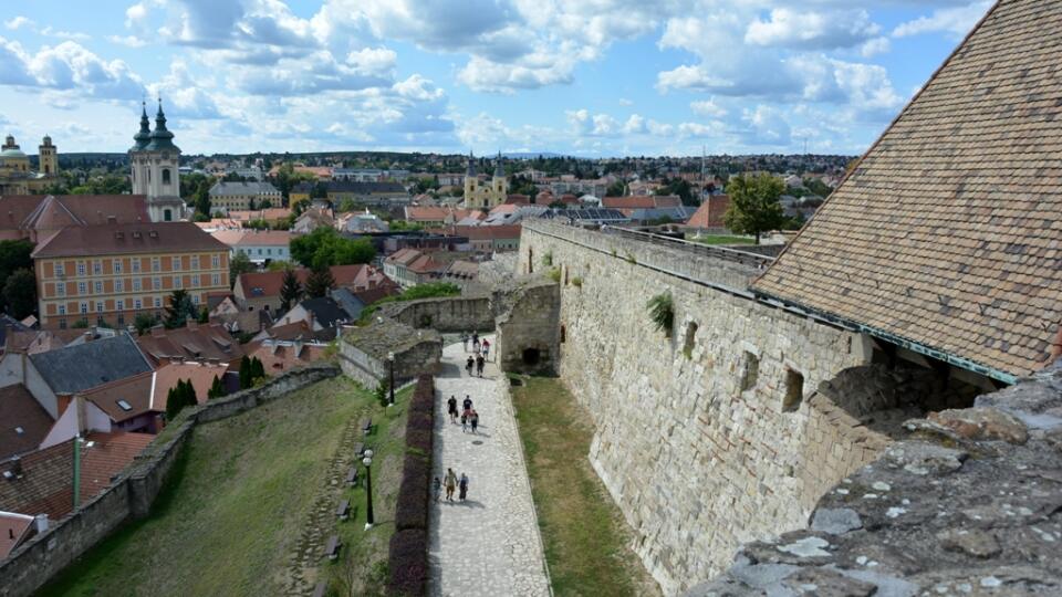 Hrad Eger je súčasťou mesta.