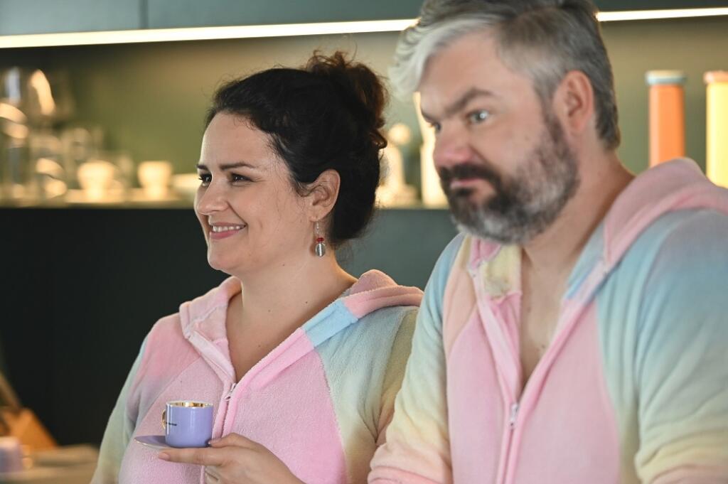 Petra ako nevesta, ktorá sa vydáva za profesora, ktorého hrá Samo Trnka.
