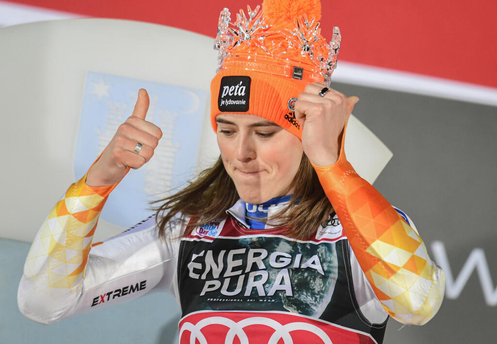 Slovenská lyžiarka Petra Vlhová s korunkou Snehovej kráľovnej sa teší na pódiu po triumfe v utorkovom slalome Svetového pohára alpských lyžiarok v Záhrebe v utorok 4. januára 2022. Dosiahla 24. víťazstvo a 51. pódiové umiestnenie v pretekoch prestížneho seriálu.