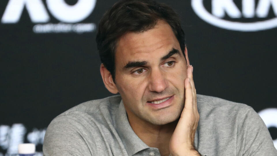 KK5 Melbourne - Na archívnej snímke z 3é. januára 2020 švajčiarsky tenista Roger Federer počas tlačovej konferencie po prehre proti Srbovi Novakovi Djokovičovi v semifinále grandslamového turnaja Australian Open v Melbourne. Švajčiarsky tenista Roger Federer sa nepredstaví na turnaji ATP v Miami. Na dvorce by sa však mal vrátiť po ročnej prestávke už na budúci týždeň v Dauhe. FOTO TASR/AP
FILE - In this Jan. 30, 2020, file photo, Switzerland's Roger Federer speaks during a press conference follo