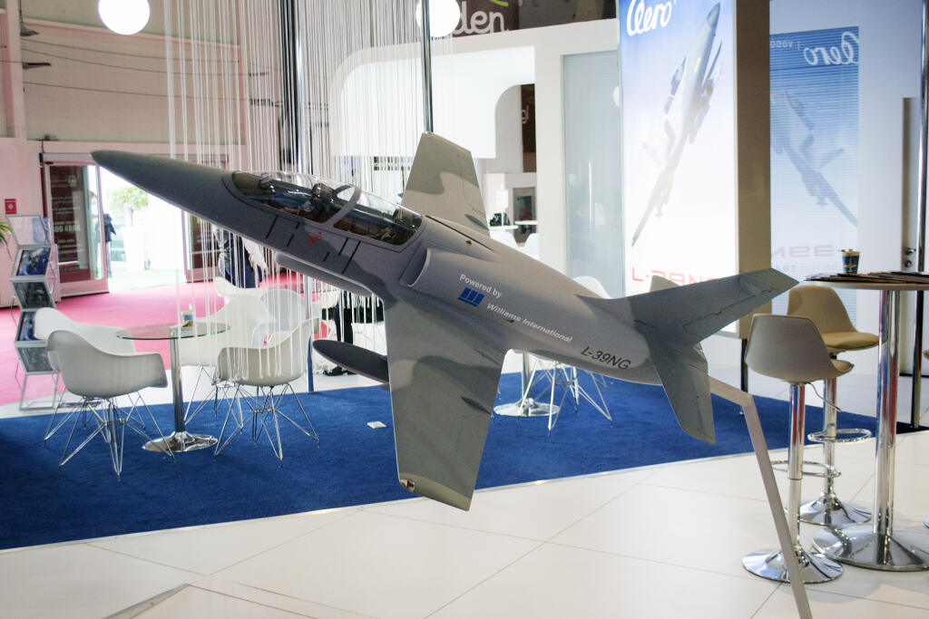 Na tohtoročnom AirShow v Dubaji nechýbala ani česká spoločnosť Aero Vodochody,. Chcela upozorniť hlavne na svoje úplne nové prúdové jednomotorové cvičné lietadlo L-39NG. Prvé kompletné lietadlo s novou certifikáciou by malo byť vyrobené do konca roku 2019 a k prvým zákazníkom by sa teoreticky mohlo teoreticky dostať už v roku 2020.