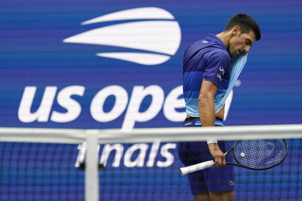 KK15 New York - Srbský tenista Novak Djokovič počas zápasu proti Rusovi Daniilovi Medvedevovi vo finále mužskej dvojhry na grandslamovom turnaji US Open 12. septembra 2021 v New Yorku. Ruský tenista Daniil Medvedev sa stal víťazom mužskej dvojhry na US Open a získal prvý grandslamový titul v kariére. Vo finále zvíťazil po životnom výkone ako nasadená dvojka nad turnajovou jednotkou Srbom Novakom Djokovičom 6:4, 6:4, 6:4 a prekazil mu kalendárny Grand Slam. FOTO TASR/AP
Novak Djokovic, of Serbia