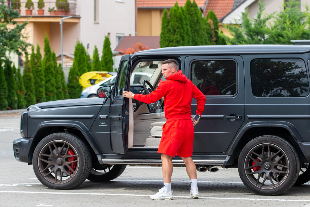 Robert Mak už tradične prišiel na mohutnom Mercedese.