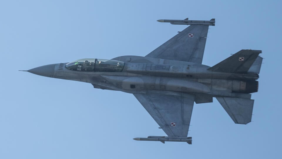 Na snímke poľská stíhačka F-16 počas ukážky na 11. ročníku Medzinárodných leteckých dní SIAF v priestoroch Leteckej základne Malacky-Kuchyňa v sobotu 27. augusta 2022. FOTO TASR - Jaroslav Novák