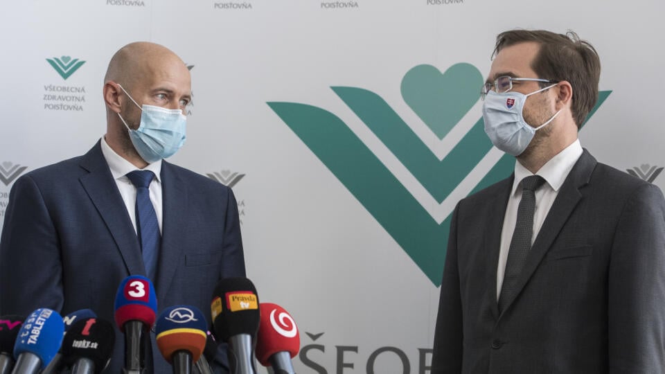 Na snímke vľavo nový generálny riaditeľ Všeobecnej zdravotnej poisťovne (VŠZP) Richard Strapko a vpravo minister zdravotníctva SR Marek Krajčí počas brífingu s novinármi 6. mája 2020 v Bratislave. FOTO TASR - Martin Baumann