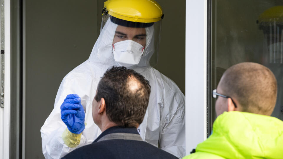 Brífing spoločnosti Medirex, ktorej laboratóriá dosiahli nový rekord - takmer 12.000 testov za deň 5. novembra 2020. Na snímke odbery na testovanie v sídle spoločnosti na Galvaniho ulici v Bratislave. FOTO TASR - Jaroslav Novák