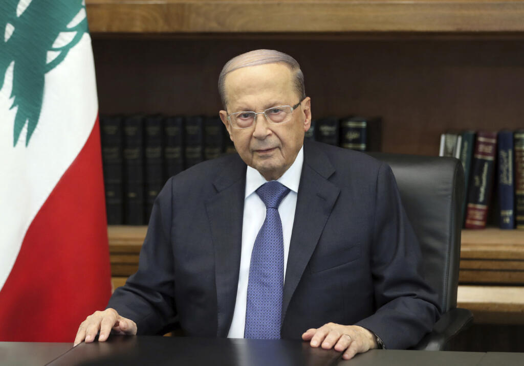 KK35 Bejrút - Na snímke libanonský prezident Michel Aoun počas vyhlásenia v Bejrúte 24. októbra 2019. Libanonský prezident Michel Aoun vo štvrtok vyjadril ochotu stretnúť sa so zástupcami protestujúcich. Demonštranti v Bejrúte a ďalších libanonských mestách sa už týždeň búria proti korupcii a ekonomickým problémom v krajine. FOTO TASR/AP
In this photo released by the Lebanese president Michel Aoun addressees a speech, in the presidential palace, in Baabda, east of Beirut, Lebanon, Thursday, Oct.