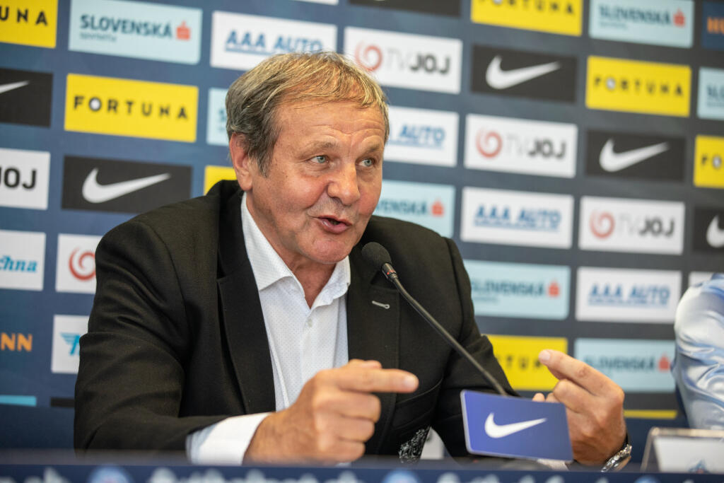 "Dúbravka mi povedal, že má ťažké obdobie v Newcastli a išiel sa odreagovať. Weiss povedal, že nevie, prečo bol vonku. Lobotka povedal, že vo Vigu mal nahustený program a nemal čas sa odreagovať. Čudný pohľad na vec, keď hral zápasy sobota-sobota. A ešte na margo môjho odchodu povedal, že tréneri prichádzajú a odchádzajú a ja som profesionál. Prístupom stopercentný. Máme ho všetci radi, je to hráč budúcnosti s veľkým potenciálom. Škriniar povedal to isté, som z neho sklamaný, lebo vzťah s ním bol nadštandardný. Teším sa z jeho výkonov, budem obom stále fandiť, ale aj som ich chcel na tlačovke po zápase s Českom vyhecovať čiastočnou kritikou, aby prevzali väčšiu zodpovednosť za hru mužstva a nespoliehali sa na Škrtela. Šatka mi povedal, že išiel s kamarátmi. Tí siedmi hráči ponocovali, ako som mal zareagovať?"