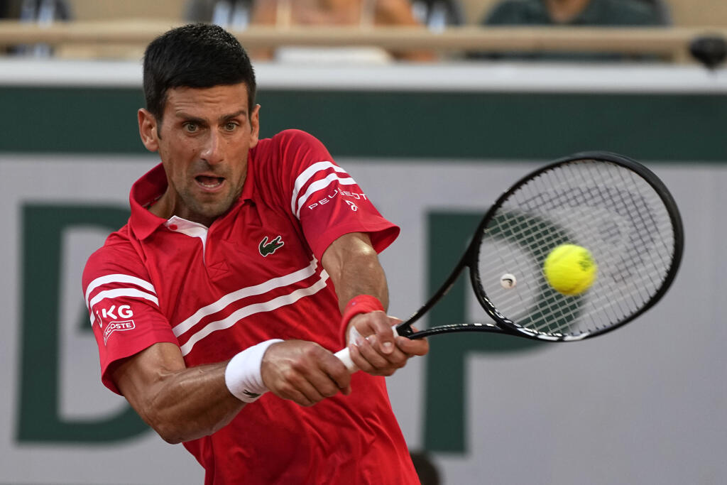 JB 30 Paríž - Srbský tenista Novak Djokovič odvracia loptičku Španielovi Rafaelovi Nadalovi v semifinále dvojhry na grandslamovom turnaji Roland Garros v Paríži 11. júna 2021. FOTO TASR/AP
Serbia's Novak Djokovic returns the ball to Spain's Rafael Nadal during their semifinal match of the French Open tennis tournament at the Roland Garros stadium Friday, June 11, 2021 in Paris. (AP Photo/Michel Euler)