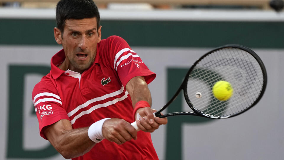 JB 30 Paríž - Srbský tenista Novak Djokovič odvracia loptičku Španielovi Rafaelovi Nadalovi v semifinále dvojhry na grandslamovom turnaji Roland Garros v Paríži 11. júna 2021. FOTO TASR/AP
Serbia's Novak Djokovic returns the ball to Spain's Rafael Nadal during their semifinal match of the French Open tennis tournament at the Roland Garros stadium Friday, June 11, 2021 in Paris. (AP Photo/Michel Euler)