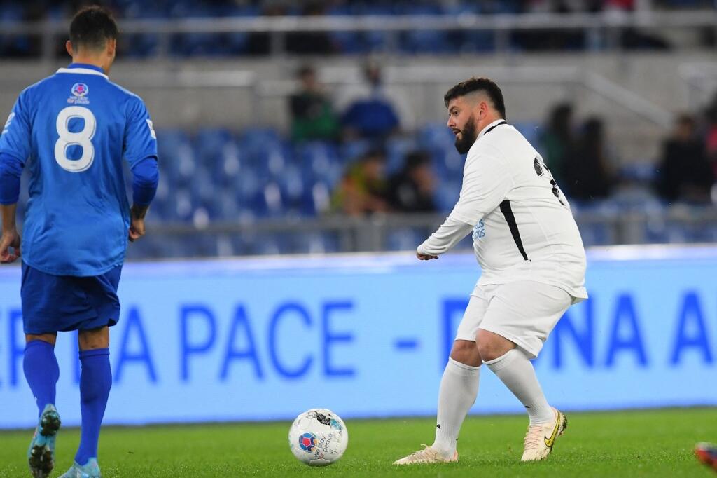 Pred dvomi týždňami sa na počesť Maradonu uskutočnil Zápas mieru. Zahral si aj Diego junior, ktorý viditeľne pribral.
