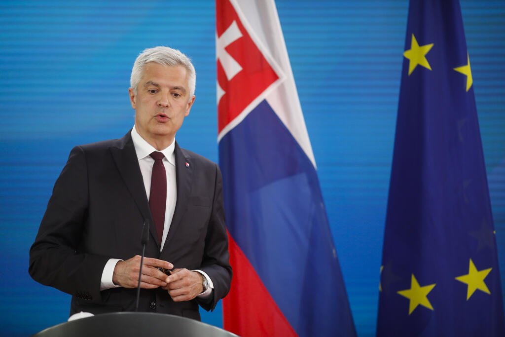 WA 19 Berlín - Slovenský minister zahraničných vecí Ivan Korčok odpovedá na otázky novinárov počas spoločnej tlačovej konferencie s jeho nemeckým rezortným kolegom Heikom Maasom pred spoločným rokovaním na pôde ministerstva zahraničných vecí v Berlíne v utorok 27. apríla 2021. FOTO TASR/AP 


Slovakian Foreign Minister Ivan Korcok attends a news conference with his counterpart from Germany Heiko Maas prior to a meeting at the foreign ministry in Berlin, Germany, Tuesday, April 27, 2021. (AP Phot