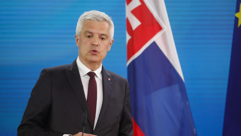 WA 19 Berlín - Slovenský minister zahraničných vecí Ivan Korčok odpovedá na otázky novinárov počas spoločnej tlačovej konferencie s jeho nemeckým rezortným kolegom Heikom Maasom pred spoločným rokovaním na pôde ministerstva zahraničných vecí v Berlíne v utorok 27. apríla 2021. FOTO TASR/AP
Slovakian Foreign Minister Ivan Korcok attends a news conference with his counterpart from Germany Heiko Maas prior to a meeting at the foreign ministry in Berlin, Germany, Tuesday, April 27, 2021. (AP Phot
