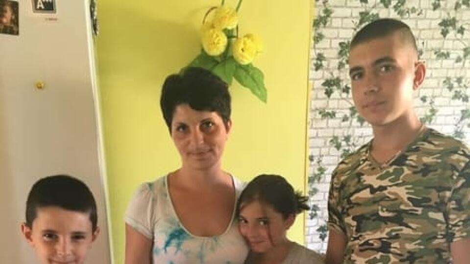 Vlasta s najmladším Filipkom, Danielkou a najstarším Martinom.