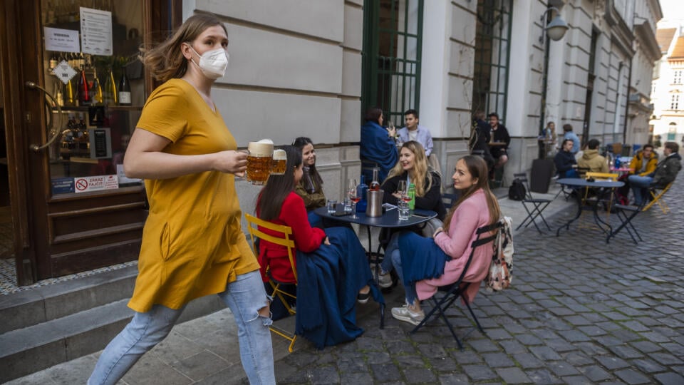 Od pondelka 26. apríla 2021 sa za splnenia istých podmienok povolilo otváranie vonkajších terás prevádzok. Pri vstupe bude potrebný negatívny test, nie starší ako sedem dní a povinne musia byť prekryté aj dýchacie cesty. Rúško či respirátor možno zložiť len na čas, nevyhnutný na konzumáciu. V exteriérovej časti prevádzky je konzumácia povolená len posediačky, pričom medzi stolmi musia byť rozstupy minimálne dva metre. Nie je povolený samoobslužný výdaj, ako je nakladanie šalátov alebo odber peči