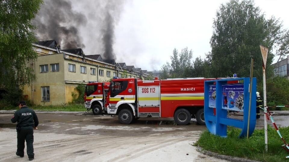 Z miesta požiaru v Dubnici nad Váhom sa valil hustý čierny dym.