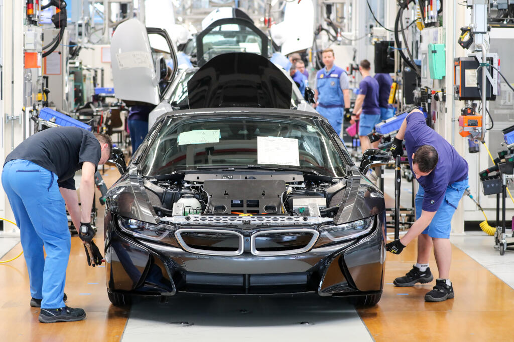 KK23 Lipsko - Na archívnej snímke z 20. mája 2019 zamestnanci závodu BMW v Lipsku pracujú na montáži modelu i8. Nemecká automobilka BMW v stredu 18. marca 2020 oznámila, že zastavuje všetku výrobu v Európe na štyri týždne. Dôvodom je pandémia nového koronavírusu, ktorá ovplyvňuje dopyt na kľúčových trhoch, narúša dodávateľské reťazce a ohrozuje zdravie pracovníkov v továrňach. FOTO TASR/DPA
ARCHIV - 20.05.2019, Sachsen, Leipzig: Mitarbeiter im BMW-Werk Leipzig arbeiten in der Montage des i8. Der