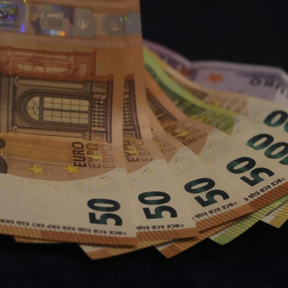 KK45 Mníchov - Na snímke eurobankovky sú položené na stole 30. marca 2022 v Mníchove. Medziročná miera inflácie v Nemecku v marci pravdepodobne prekročí 7 %. Naznačujú to predbežné údaje z piatich spolkových krajín, ktoré prekonali odhady analytikov. FOTO TASR/AP
Euro banknotes lie on a table in Munich, Germany, Wednesday, March 30, 2022. The inflation rate in Germany is expected to be +7.3% in March 2022. It is measured as the change in the consumer price index (CPI) compared with the same mont