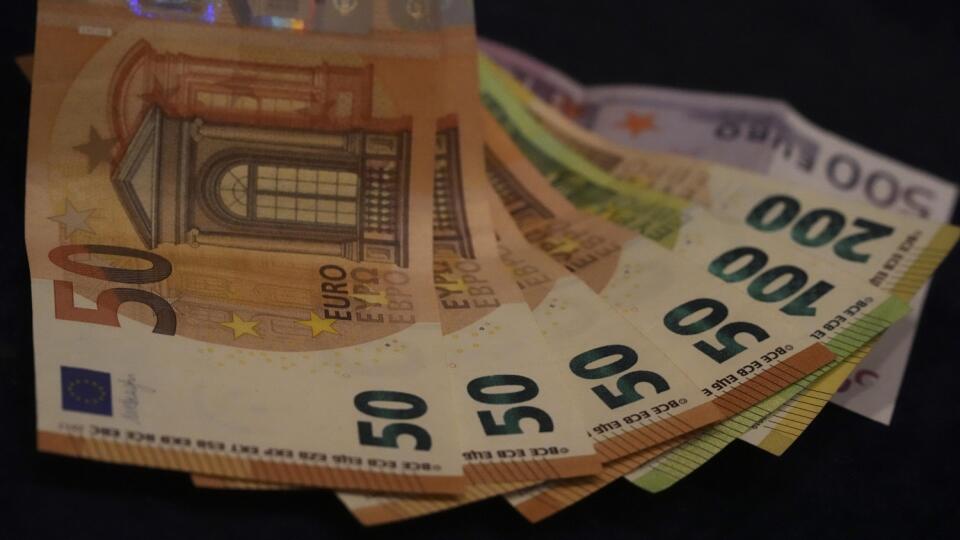 KK45 Mníchov - Na snímke eurobankovky sú položené na stole 30. marca 2022 v Mníchove. Medziročná miera inflácie v Nemecku v marci pravdepodobne prekročí 7 %. Naznačujú to predbežné údaje z piatich spolkových krajín, ktoré prekonali odhady analytikov. FOTO TASR/AP
Euro banknotes lie on a table in Munich, Germany, Wednesday, March 30, 2022. The inflation rate in Germany is expected to be +7.3% in March 2022. It is measured as the change in the consumer price index (CPI) compared with the same mont