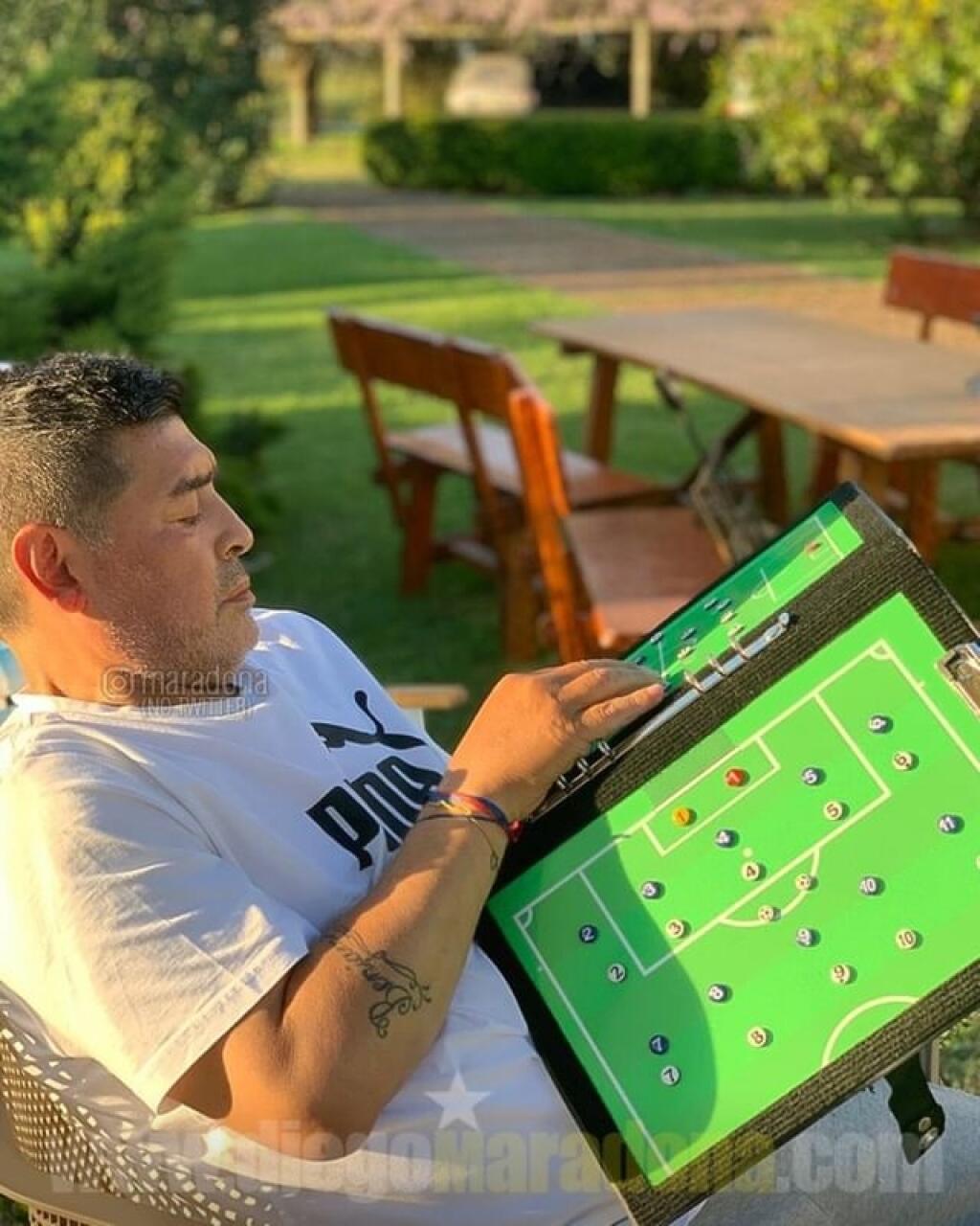 Diego Maradona bol aktívny na sociálnych sieťach a toto sú jeho posledné zábery zo života.