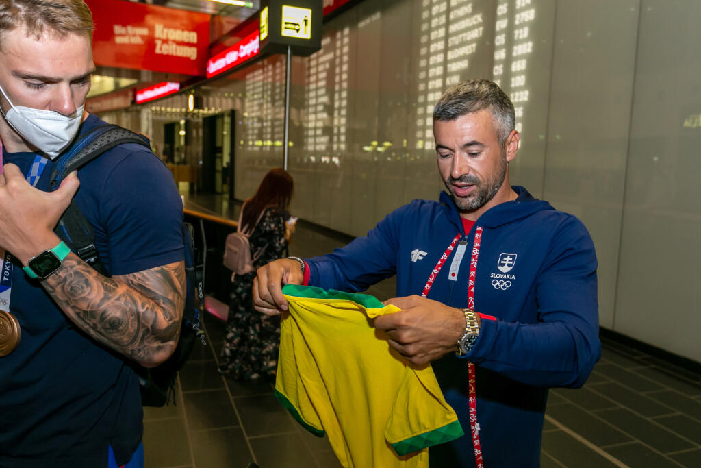 Likér sedel v lietadle vedľa Daniho Alvesa, ktorý mu podaroval dres s podpismi brazílskych futbalistov a venovaním.
