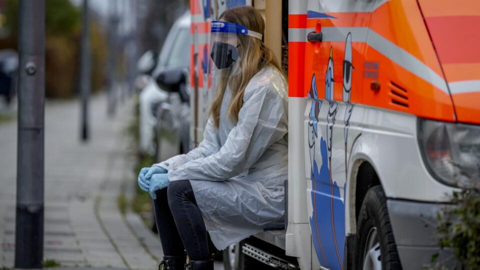 WA 35 Frankfurt - Zdravotná pracovníčka čaká na dieťa, ktoré si príde vykonať antigénový test pred mobilnou testovacou dodávkou vo Frankfurte v pondelok 15. novembra 2021. Nové prípady nákazy koronavírusom v Nemecku opäť rastú. V Nemecku odhalili testy v nedeľu 23.607 nových prípadov nákazy koronavírusom SARS-CoV-2, pričom pred týždňom ich bolo 15.513. V dôsledku toho stúpla sedemdňová incidencia, teda počet nových infekcií na 100.000 obyvateľov za týždeň, na hodnotu 303, informoval v pondelok r