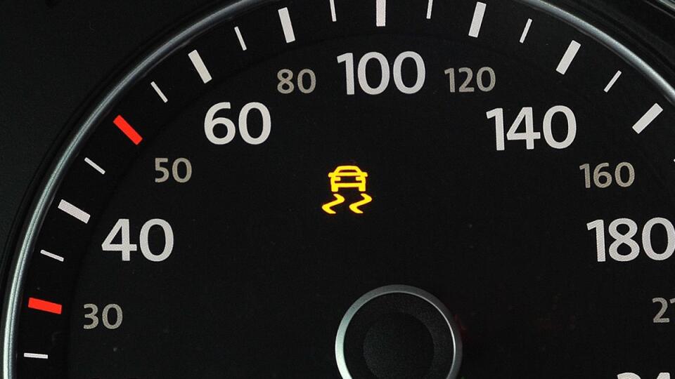 Auto má mať deklarovanú výbavu aj v skutočnosti. Presvedčite sa, že jej zodpovedajú aj kontrolky na prístrojovej doske. Ak má napríklad ESP, alebo protipreklzovú reguláciu, po zapnutí zapaľovania sa musí rozsvietiť ich signalizácia