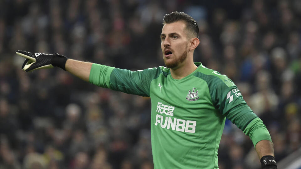 WA 5 Birmingham - Slovenský futbalový reprezentačný brankár v drese Newcastle Martin Dúbravka počas zápasu 13. kola anglickej Premier League Aston Villa – Newcastle United v Birminghame 25. novembra 2019. FOTO TASR/AP
Newcastle's goalkeeper Martin Dubravka during the English Premier League soccer match between Aston Villa and Newcastle United at Villa Park in Birmingham, England, Monday, Nov. 25, 2019. (AP Photo/Rui Vieira)