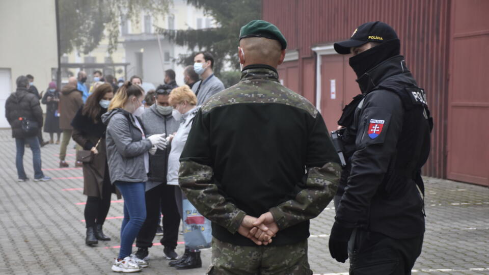 Na Orave a v Bardejove začalo pilotné celoplošné testovanie na ochorenie COVID-19, ktoré potrvá do nedele 25.10. Otestovaných by malo byť asi 180.000 osôb v rámci 235 odberných miest. Na testovaní sa bude podieľať viac ako 2500 vojakov, policajtov, hasičov, zdravotníkov a administratívnych pracovníkov. Na snímke obyvatelia Dolného Kubína čakajú na testovanie na nový koronavírus pri ZŠ Janka Matúšku 23. októbra 2020. EASYFOTO TASR - Miroslava Mlynárová