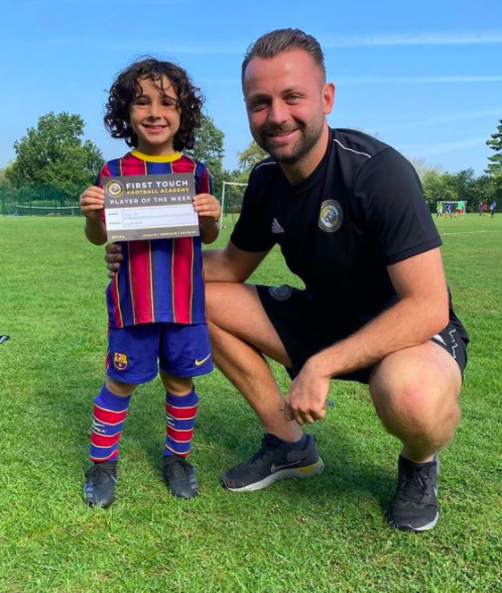 Tréner z First Touch Football Academy, Austin Schofield, pre BBC potvrdil, že Zayn ďaleko prevyšuje ostatné deti a na svoj vek je úplne niekde inde.