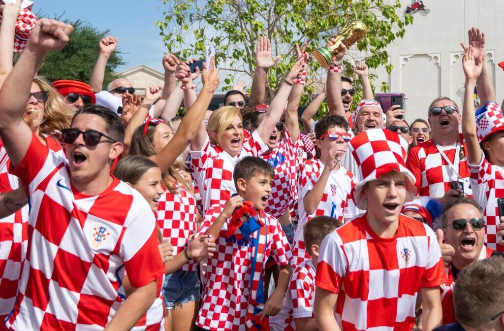 Kolinda pred zápasom neváhala a vyšla do ulíc medzi chorvátskych fanúšikov. Exprezidentka ukázala poriadne divokú tvár, ktorú v bežnom živote nevidíme.