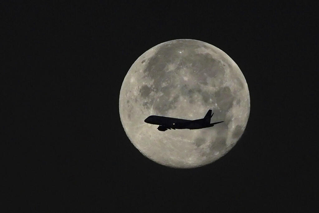 EBE 6 Mexico City - Na snímke silueta lietadla s Mesiacom v splne v pozadí počas pristávania skoro ráno v Mexico City v pondelok 6. februára 2023 skoro. FOTO TASR/AP

An airplane passes in front of a full moon as it descends for landing in Mexico City, early Monday, Feb. 6, 2023. (AP Photo/Marco Ugarte)