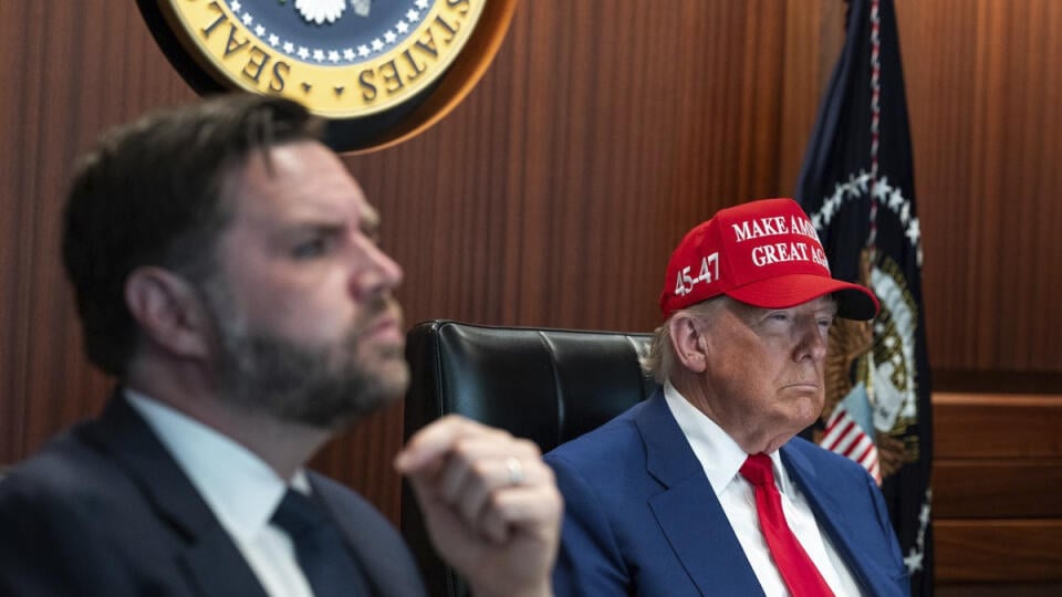 WA 7 Washington - Na snímke, ktorú zverejnil Biely dom, americký prezident Donald Trump (vpravo) a americký viceprezident J. D. Vance sedia v Situačnej miestnosti Bieleho domu vo Washingtone v sobotu 21. júna 2025. FOTO TASR/AP
In this image provided by the White House, President Donald Trump, right, and Vice President JD Vance sit in the Situation Room, Saturday, June 21, 2025, at the White House in Washington. (The White House via AP)