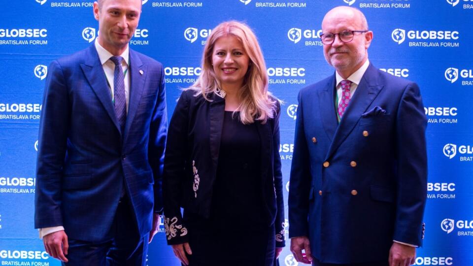 Na snímke zľava prezident Medzinárodnej bezpečnostnej konferencie Globsec 2019 Róbert Vass, novozvolená prezidentka SR Zuzana Čaputová a predseda Medzinárodnej bezpečnostnej konferencie Globsec 2019 Rastislav Káčer počas otváracieho príhovoru konferencie 6. Júna 2019 v Bratislave