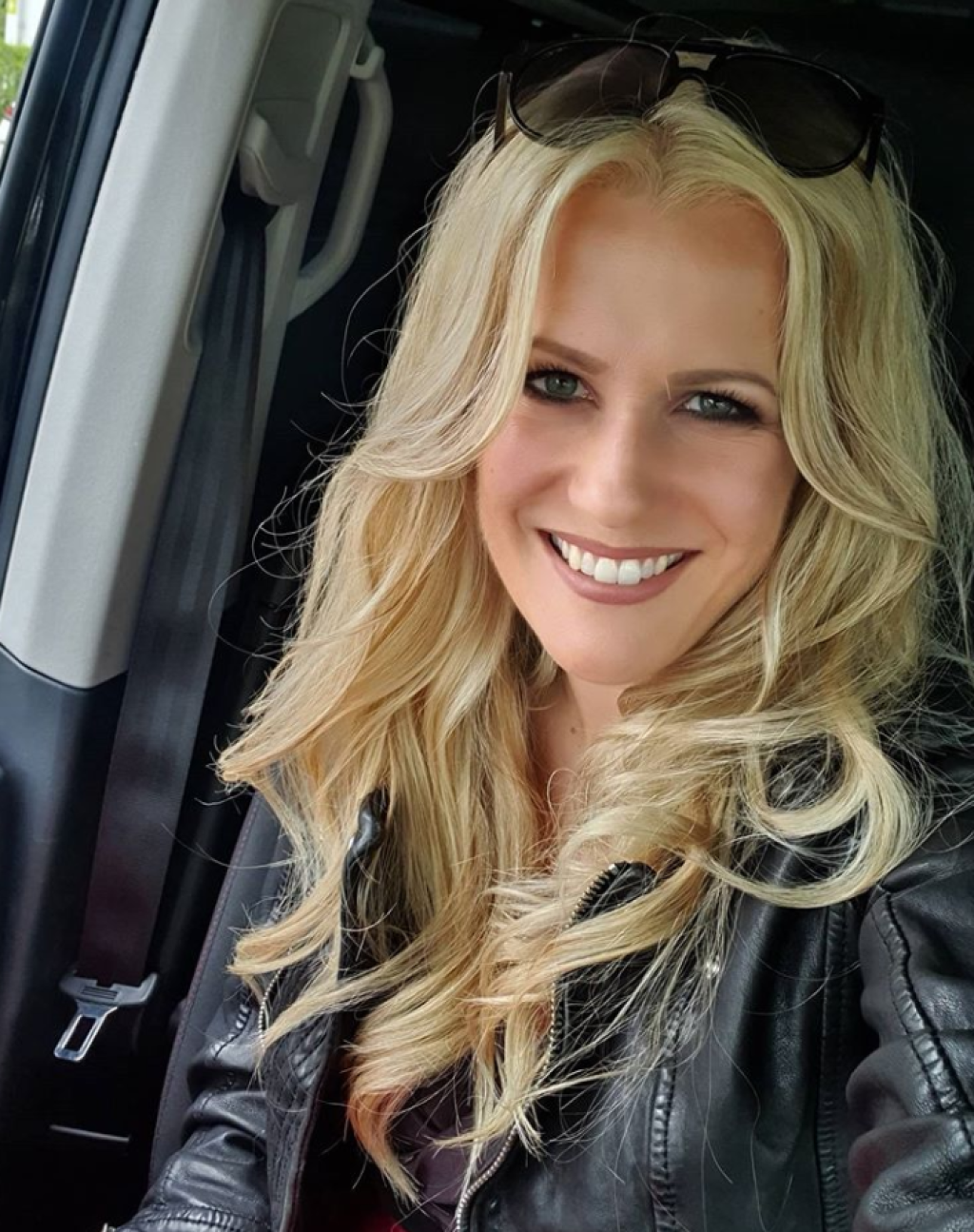 Švajčiarka Kristin Atzeni je skôr vášnivou fanúšičkou cyklistiky ako profesionálkou. Sexi blondínka si však jazdu na dvoch kolesách nenechá ujsť za žiadnu cenu. Kráska má dokonca vlastný cyklistický obchod a navrhuje svoje cyklo oblečenie, v ktorom následne predvádza božské krivky.