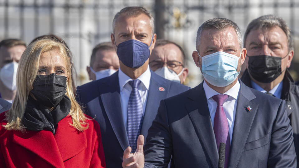 Na snímke zľava podpredsedníčka strany Hlas-SD Denisa Saková, podpredseda Richard Raši, predseda strany Peter Pellegrini a člen predsedníctva strany Ján Blcháč počas brífingu s novinármi pred Prezidentským palácom na tému "Referendum za predčasné voľby" 3. máj 2021 v Bratislave. FOTO TASR - Martin Baumann