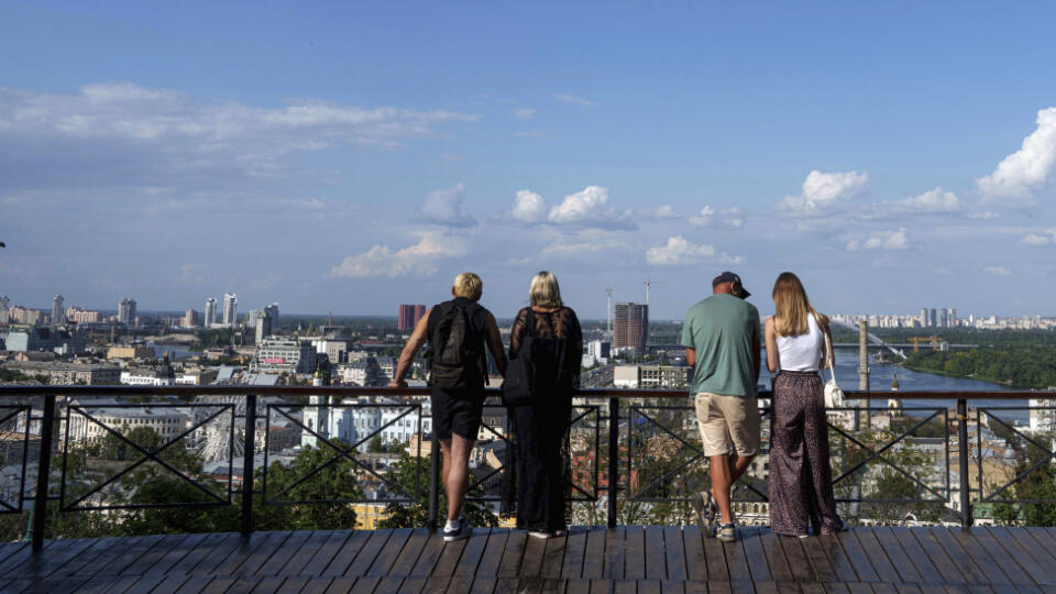 WA 11 Kyjev - Ľudia sa pozerajú z vyhliadkového miesta na mesto Kyjev v pondelok 5. augusta 2024. FOTO TASR/AP
People look out towards the city center from an observation point in Kyiv, Ukraine, Monday, August 5, 2024. (AP Photo/Evgeniy Maloletka)