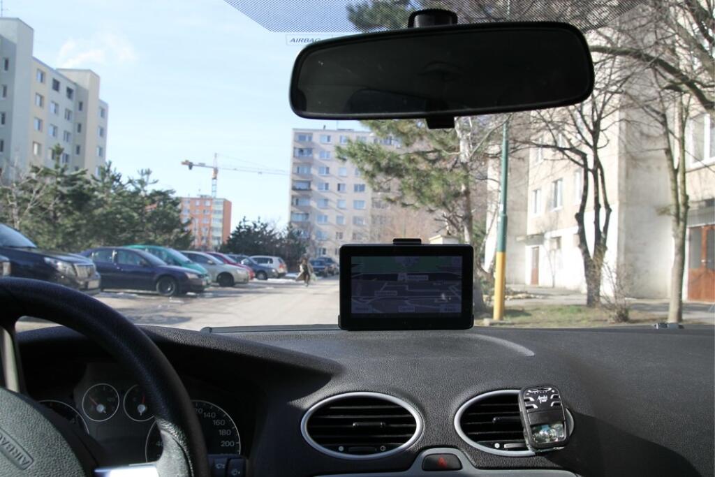 Prestigio Geovision 7777 - nemal by prekážať výhľadu šoféra