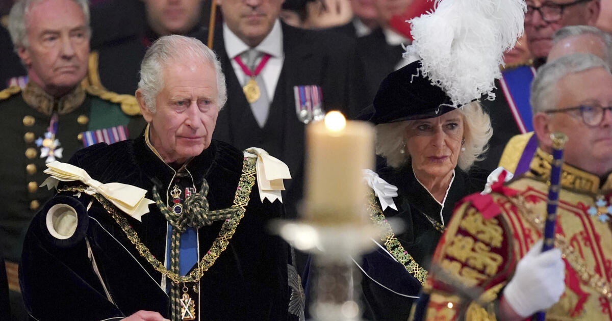 Charles III.  reçu cérémonieusement les joyaux de la couronne écossaise