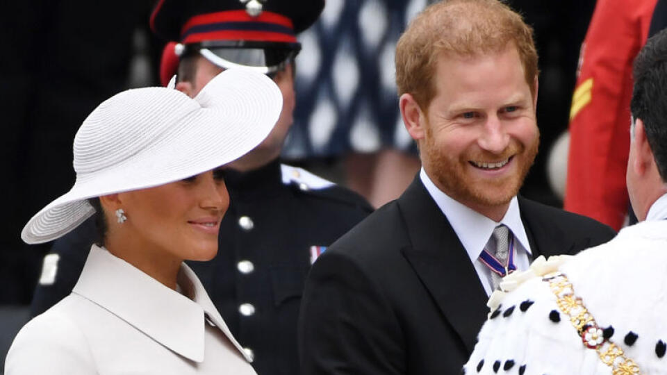 Moment, na ktorí mnohí čakali. Vojvodkyňa Meghan a princ Harry sa v piatok konečne ukázali v plnej paráde na slávnostnej bohoslužbe.