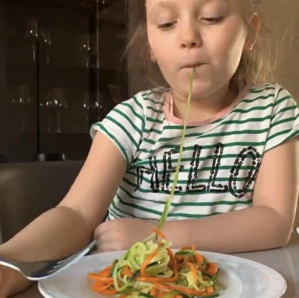 Dcérka si pochutnáva na jedle, ktoré jej pripravil.